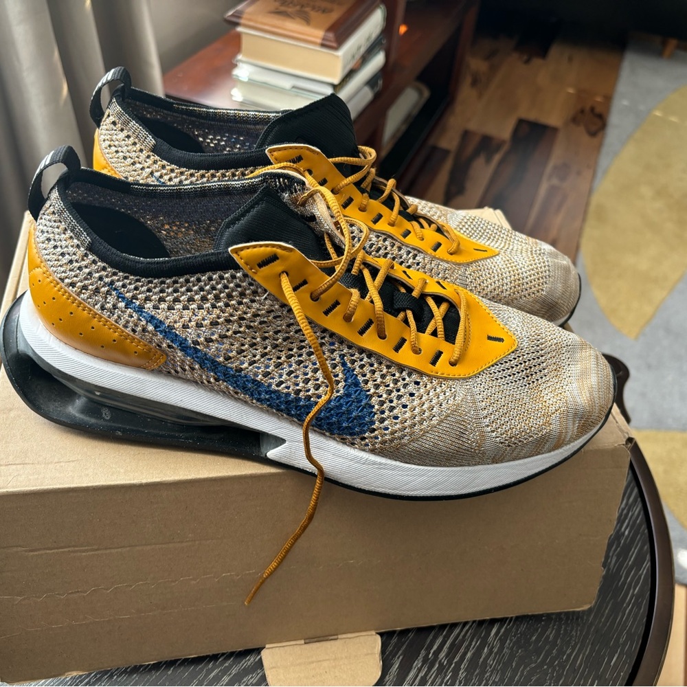 Nike flyknit gold and blue size 11